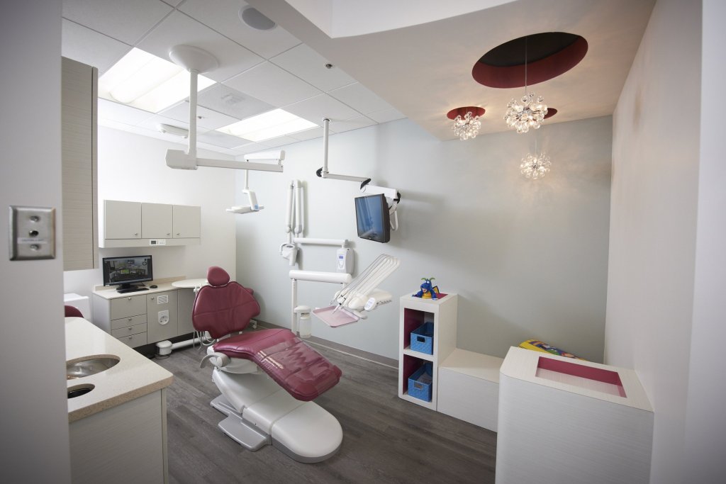 Photo of a modern dental treatment room with a clean, minimalist design.